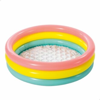 Piscine gonflable colorée pour enfants.