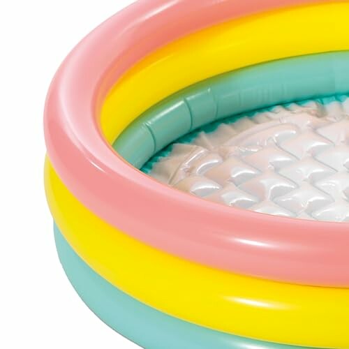 Piscine gonflable colorée pour enfants.