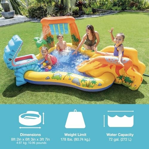 Piscine gonflable pour enfants avec toboggan et jeux aquatiques.