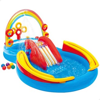 Piscine gonflable pour enfants avec toboggan et jeux d'eau colorés.