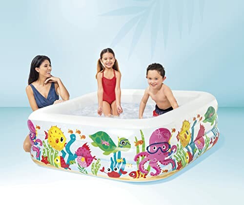 Piscine gonflable pour enfants avec motifs colorés et enfants jouant