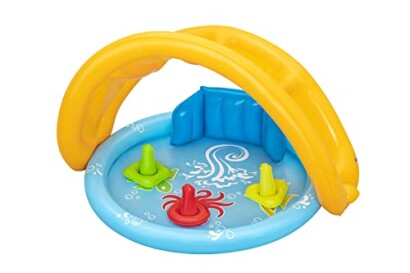 Piscine gonflable pour enfants avec auvent jaune et jeux.