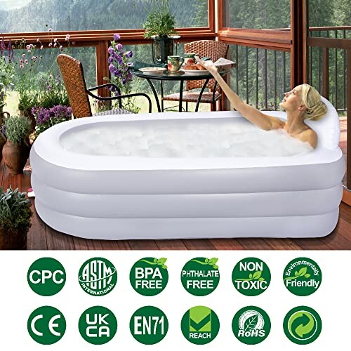 Baignoire gonflable avec femme se relaxant sur une terrasse.
