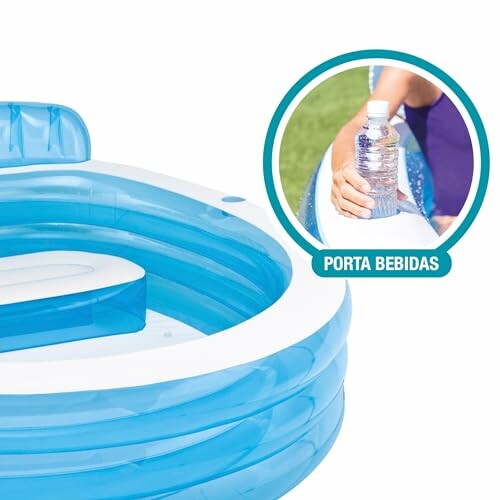 Piscine gonflable bleue avec porte-boisson.