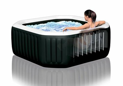 Personne se relaxant dans un jacuzzi gonflable.