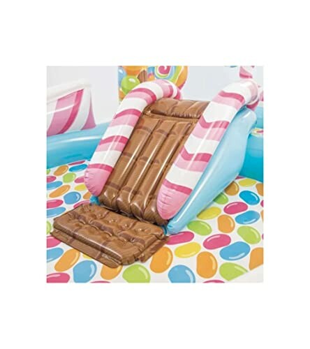 Toboggan gonflable avec motif de bonbons colorés.