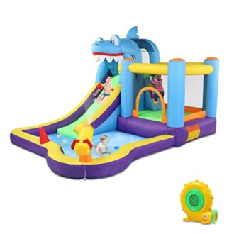 Toboggan gonflable avec piscine pour enfants.