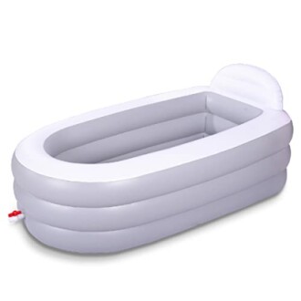 Baignoire gonflable blanche avec dossier.