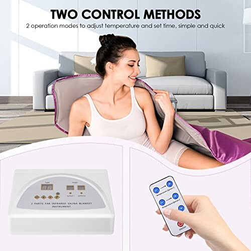 Femme utilisant une couverture sauna infrarouge avec télécommande.