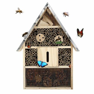Hôtel à insectes avec papillons et abeilles
