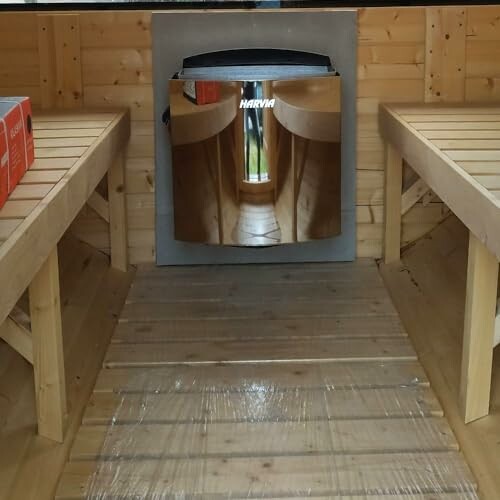 Intérieur d'un sauna en bois avec poêle.