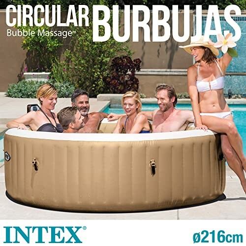 Groupe de personnes profitant d'un spa gonflable Intex.
