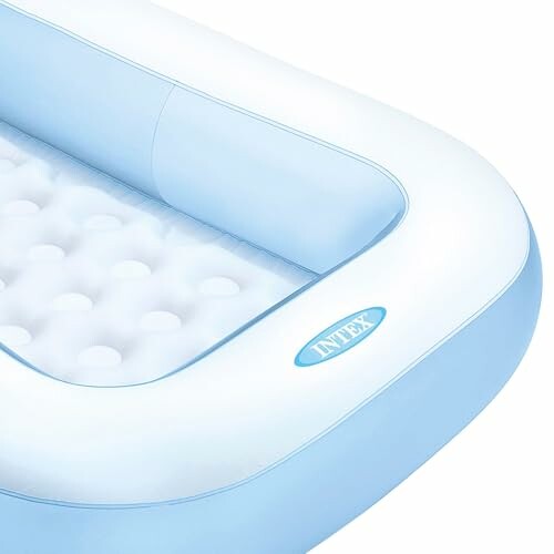 Piscine gonflable Intex bleue et blanche.
