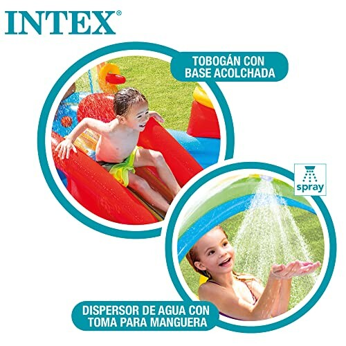 Enfant jouant sur un toboggan gonflable avec jet d'eau.