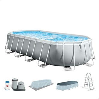 Piscine hors-sol rectangulaire avec accessoires.