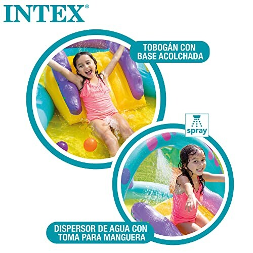 Enfants jouant sur un toboggan gonflable Intex