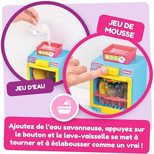 Enfant versant de l'eau savonneuse dans un jouet lave-vaisselle coloré.