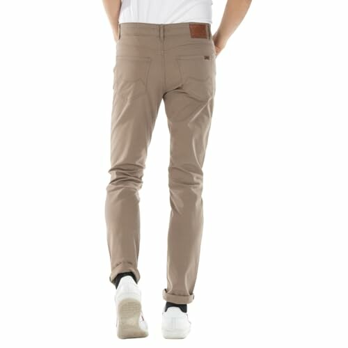 Homme en pantalon kaki vu de dos