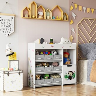 Chambre d'enfant avec étagères de rangement et jouets.