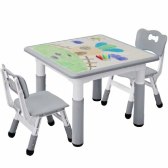 Table et chaises pour enfants avec dessin coloré.