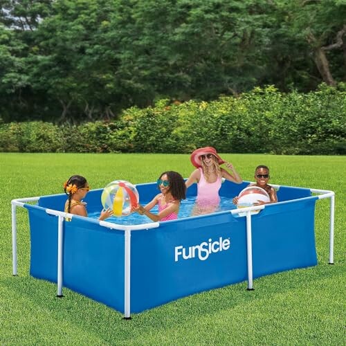 Enfants jouant dans une piscine gonflable rectangulaire.