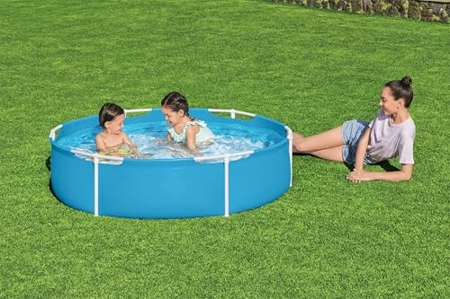 Deux enfants jouent dans une piscine gonflable, surveillés par un adulte.