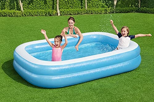 Enfants jouant dans une piscine gonflable.