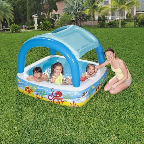 Enfants jouant dans une piscine gonflable avec un adulte.