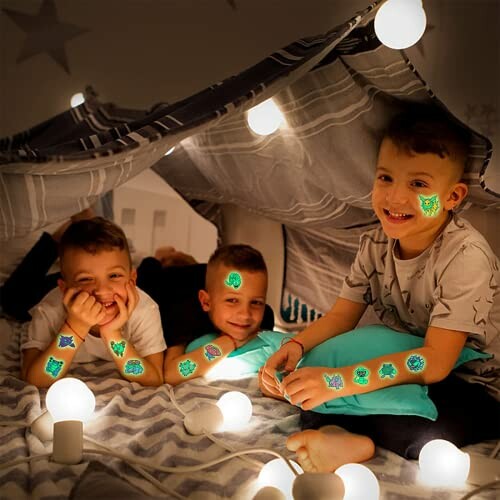 Enfants jouant dans une tente éclairée à l'intérieur.