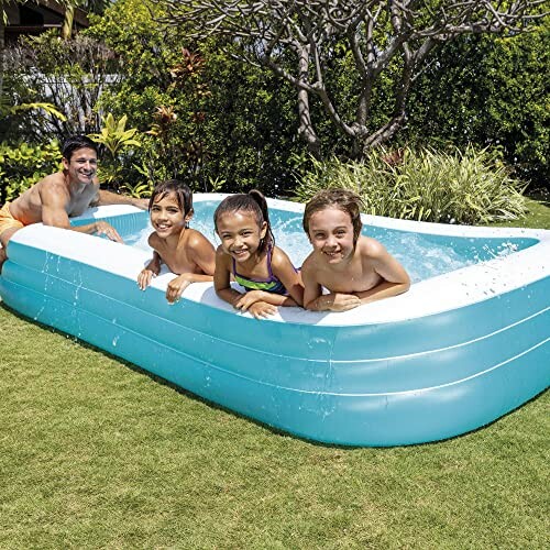 Enfants jouant dans une piscine gonflable sur l'herbe.