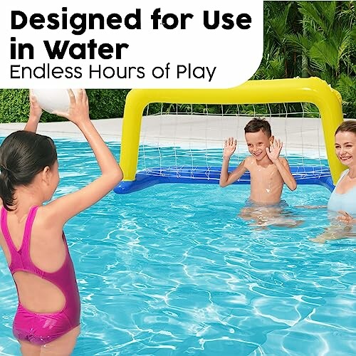 Enfants jouant au volleyball dans une piscine.