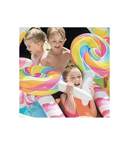 Enfants jouant avec des bouées en forme de sucettes colorées.