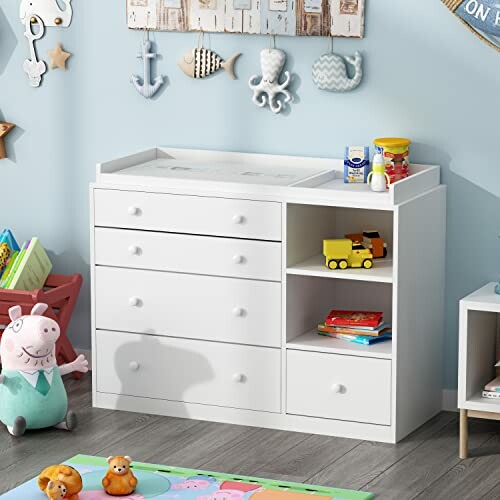 Commode blanche dans une chambre d'enfant avec jouets.