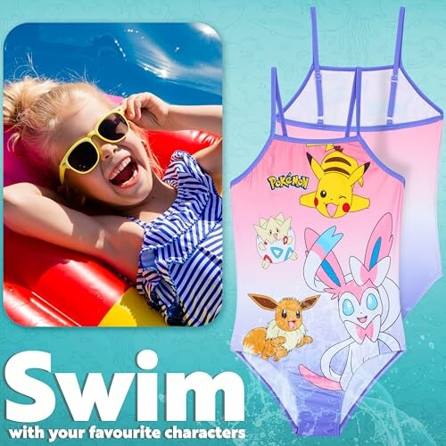 Fille souriante en maillot de bain Pokémon