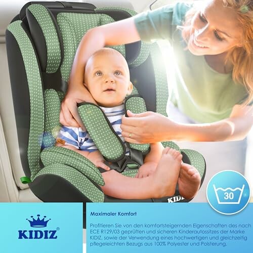 Bébé dans un siège auto confortable avec adulte.