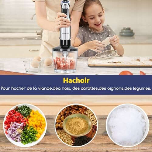 Enfant utilisant un hachoir dans la cuisine.