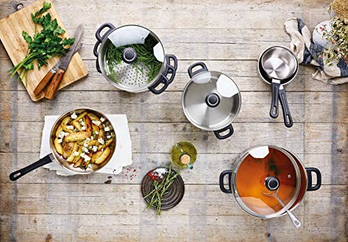 Ustensiles de cuisine avec aliments sur une table en bois.