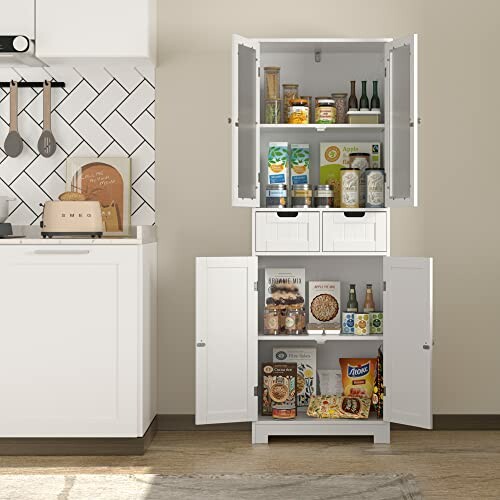 Armoire de cuisine blanche avec des étagères remplies de provisions.