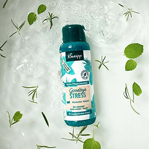 Bouteille de bain moussant Kneipp Goodbye Stress dans l'eau avec des feuilles