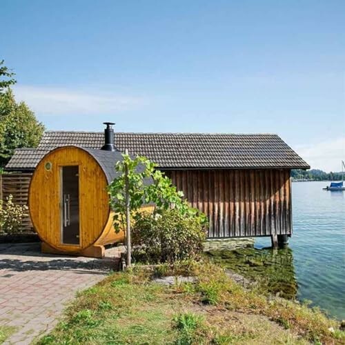 Sauna en forme de baril au bord d'un lac.