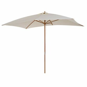 Parasol de patio crème avec mât en bois.