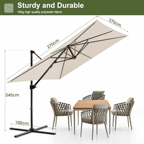 Parasol déporté avec table et chaises de jardin.