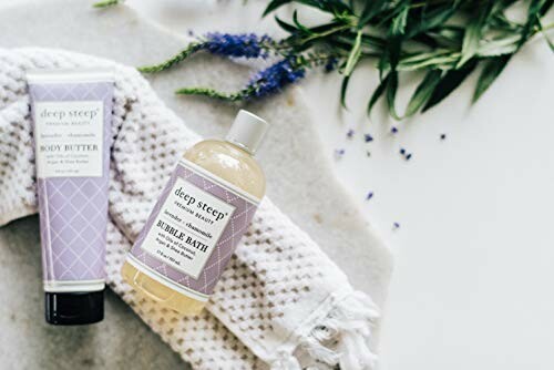 Produits de bain lavande avec fleurs et serviette