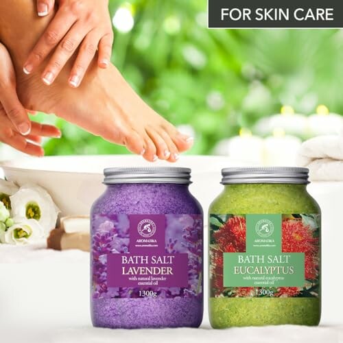 Deux pots de sels de bain avec pieds sur fond de spa.