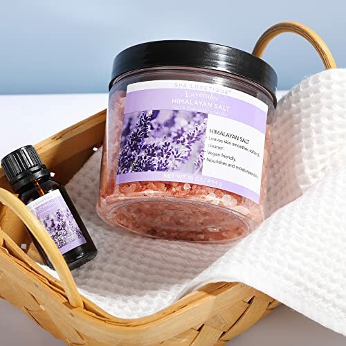 Sel de l'Himalaya à la lavande avec huile essentielle dans un panier.