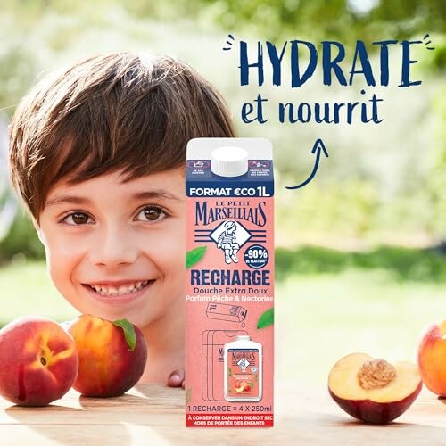 Garçon souriant avec recharge de douche et pêches