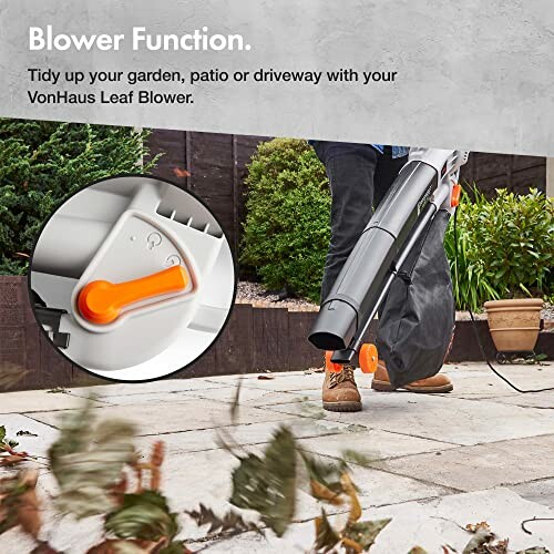 Personne utilisant un souffleur de feuilles sur le patio