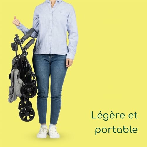 Personne tenant une poussette pliée, légère et portable.