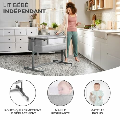 Femme avec lit bébé indépendant dans la cuisine