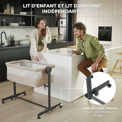 Parents discutant dans la cuisine avec un lit d'enfant indépendant.